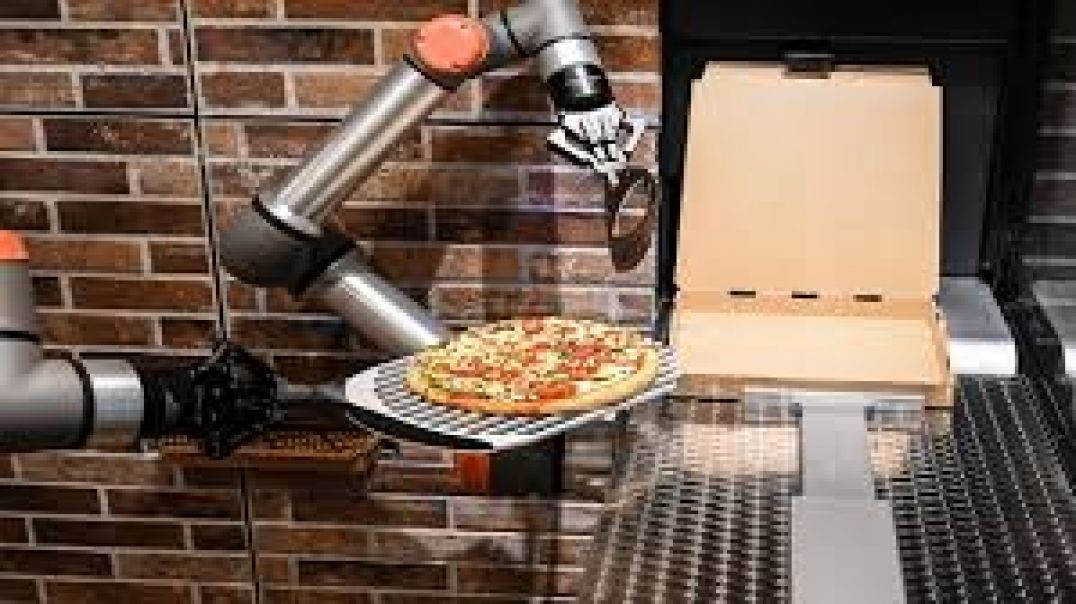 ⁣فيديو يظهر احد المطاعم الذي تستخدم الروبوت في صناعة للبيتزا