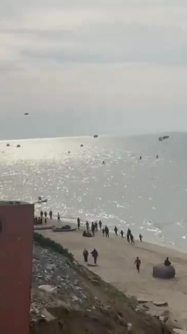 مساعدات غزة تنزل على البحر