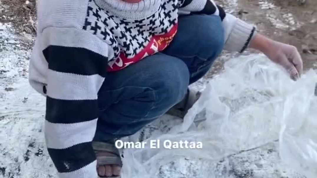 طفل في غزة يجمع بقايا طحين من اجل الخبز