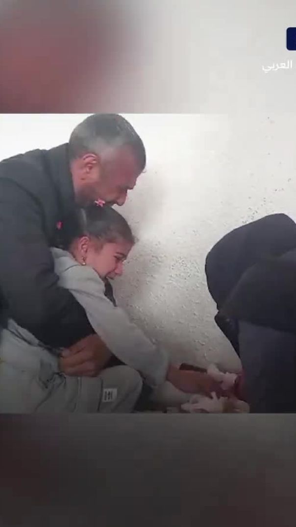 بدي بابا هاتلولي بابا”.. طفلة فلسطينية تصرخ باكية في وداع أبيها الشهيد