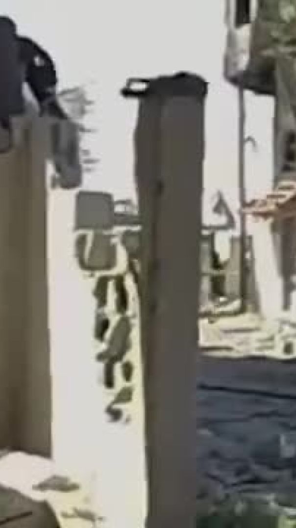 مشاهد من استهداف آلية للعدو بعبوة "شواظ" في محيط مجمع الشفاء