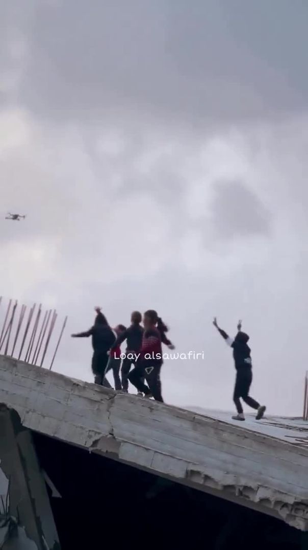 ‏فوق الركام.. يحتفل الصغار بعيد الفطر في غزة ولنا فيها حياة ‎#عيد_الفطر